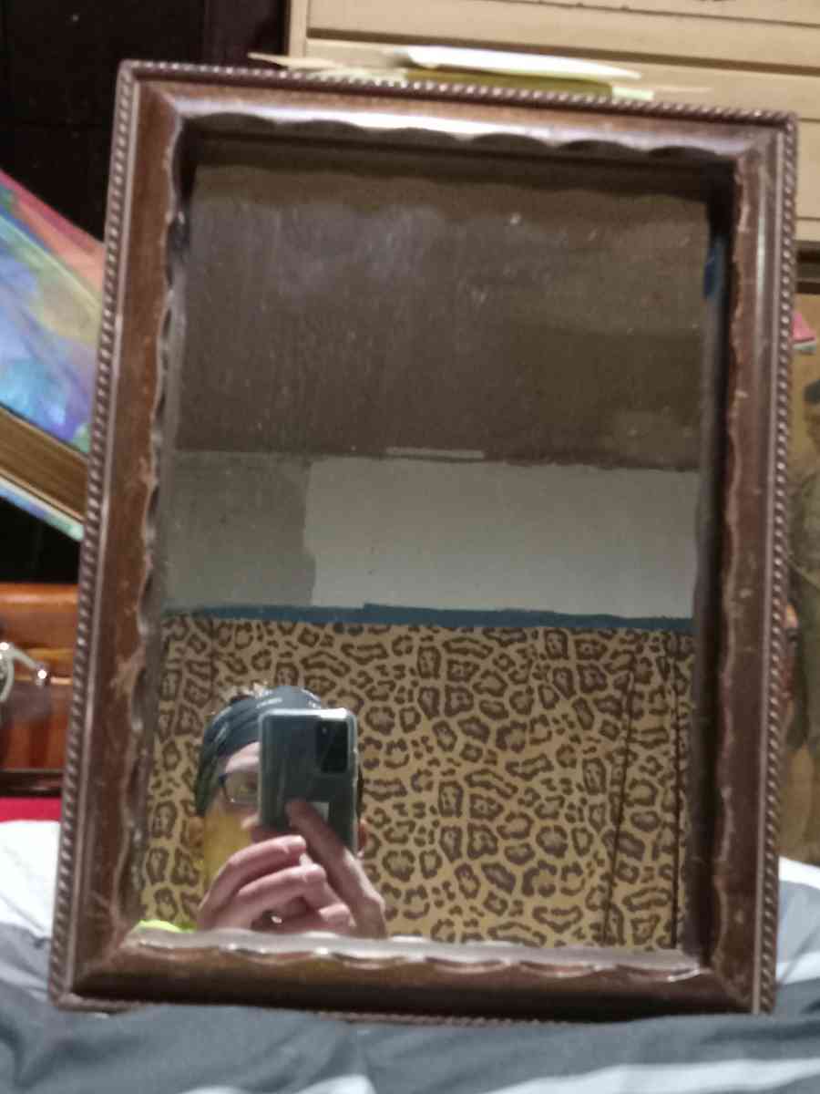 wood mirror ornate detailing - New Albany, Indiana - FleaMarketBay
