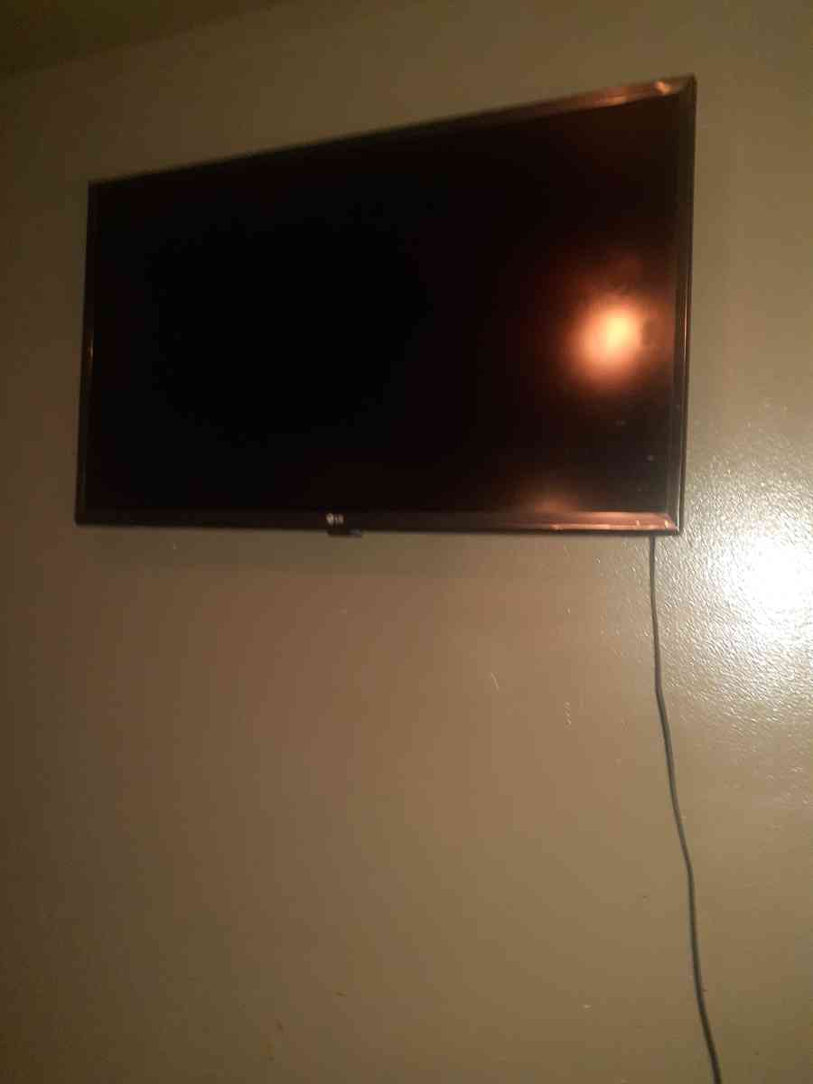 32 Inch LG Smart TV - Detroit, Michigan - FleaMarketBay