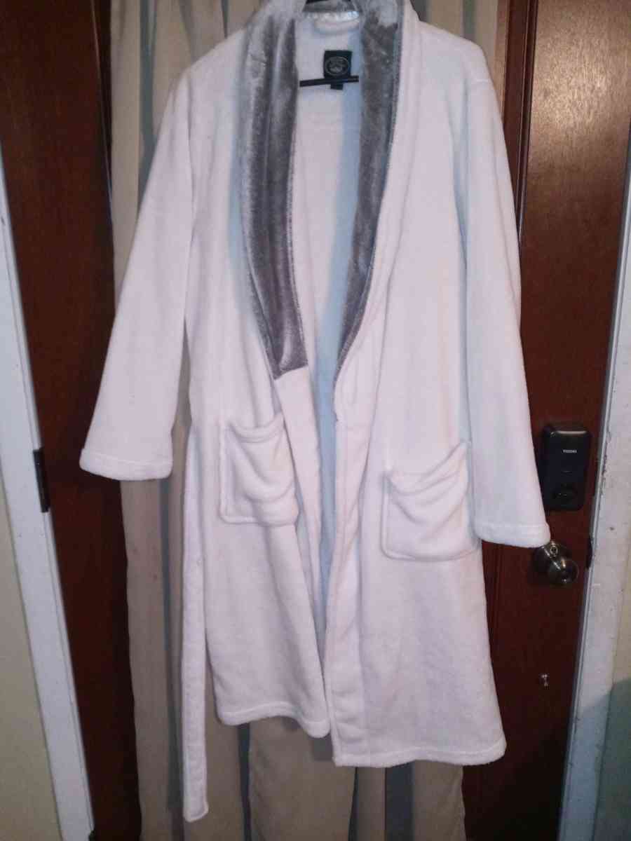 small medium robes white is Laura Ashley Greene is concierge - Davenport, Florida - FleaMarketBay
