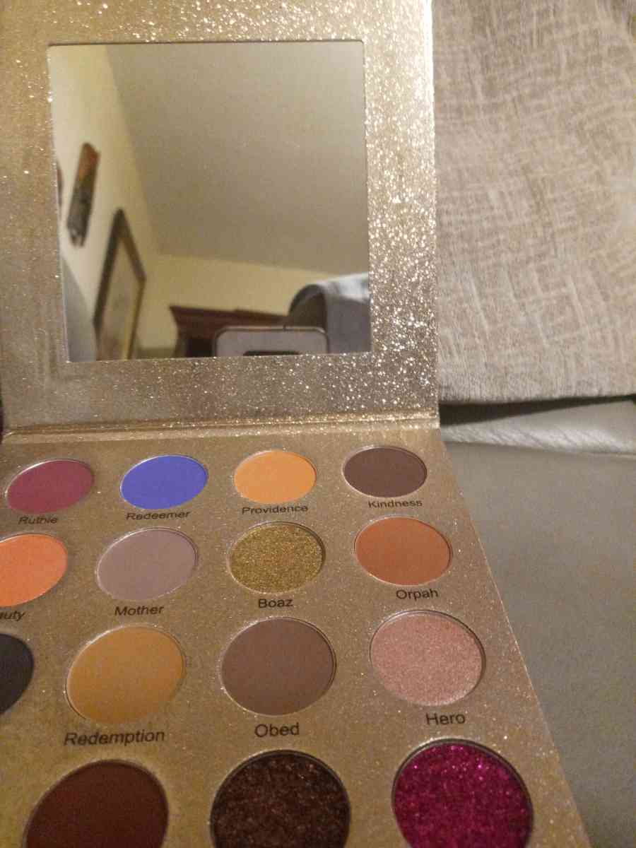16 color palette makeup with mirror - Davenport, Florida - FleaMarketBay