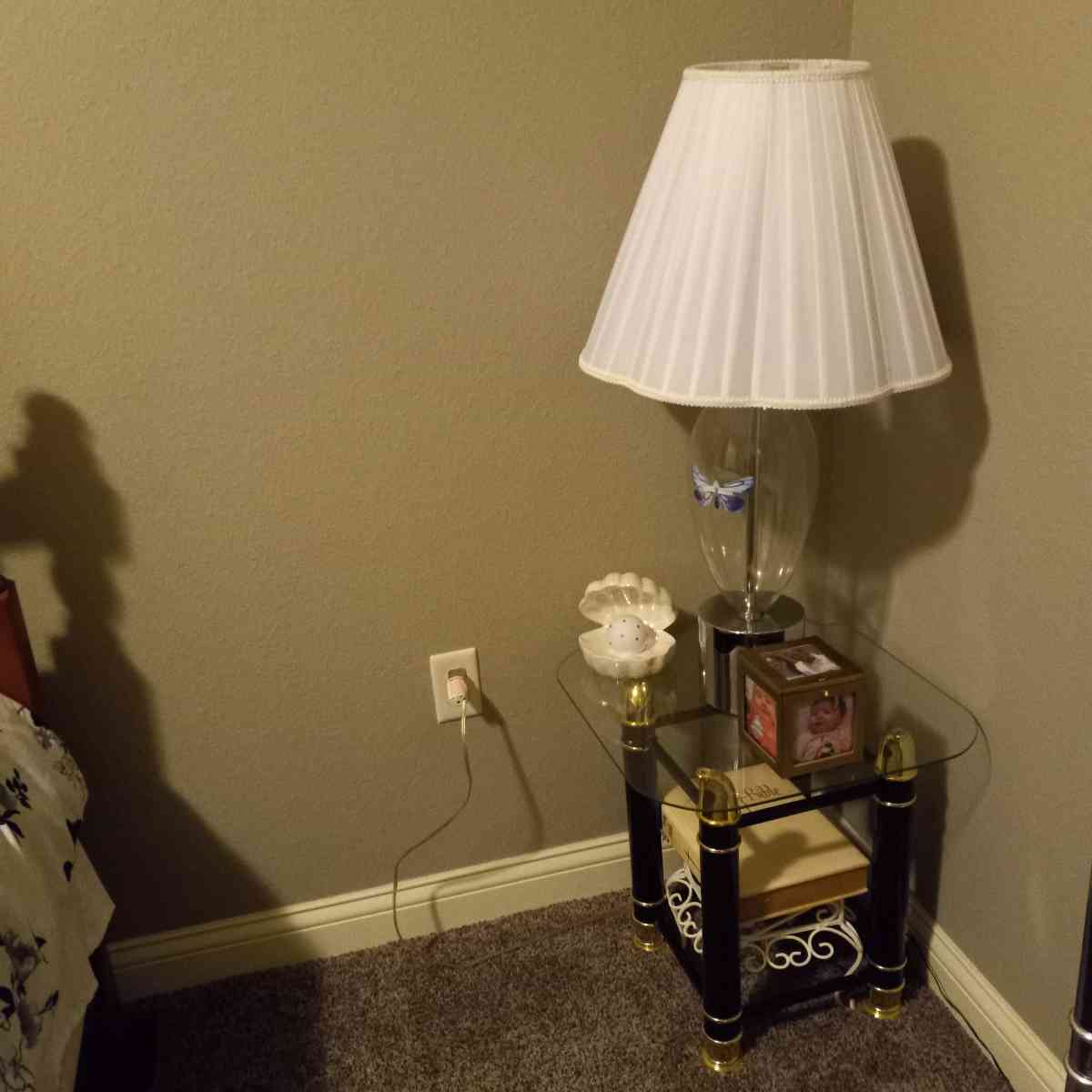 3 end tables  2 very nice lamps - Tell City, Indiana - FleaMarketBay