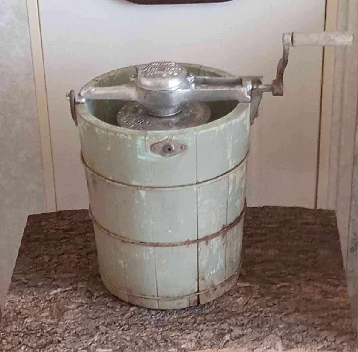 1923 white mountain freezer Ice cream churn - Versailles, Kentucky