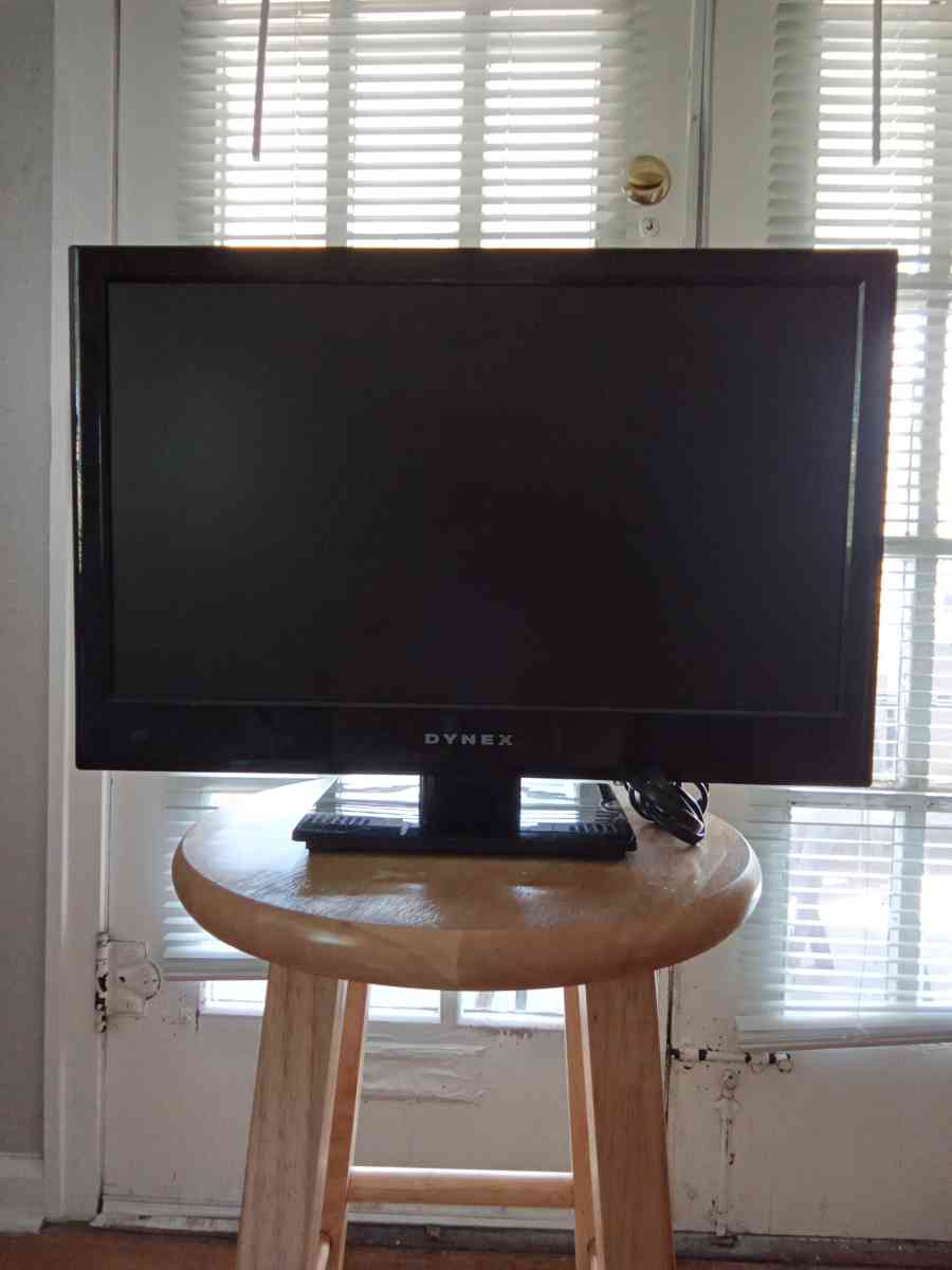 18 inch Dynex TV w FREE HDMI cable w FREE headphones - Indianapolis, Indiana - FleaMarketBay