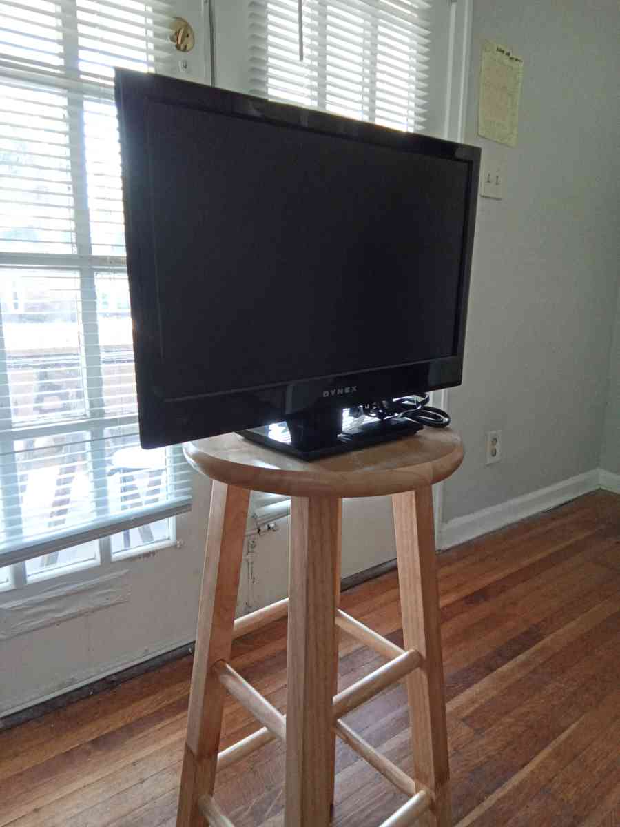 18 inch Dynex TV w FREE HDMI cable w FREE headphones - Indianapolis, Indiana - FleaMarketBay