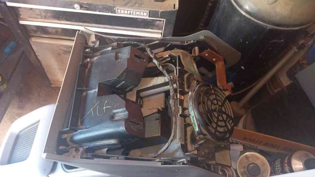 consola sentral Silverado Cadillac suburban GMC YUKON 1999 - Hesperia, California - FleaMarketBay