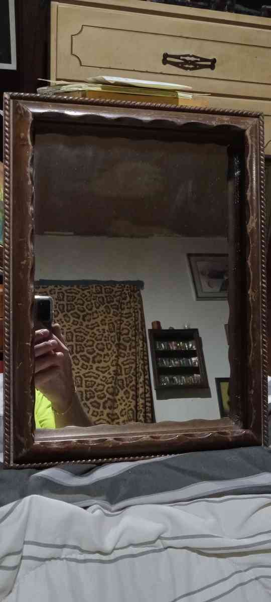 wood mirror ornate detailing - New Albany, Indiana - FleaMarketBay