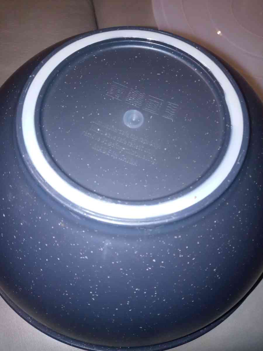 large bowl with secure lid - Davenport, Florida - FleaMarketBay