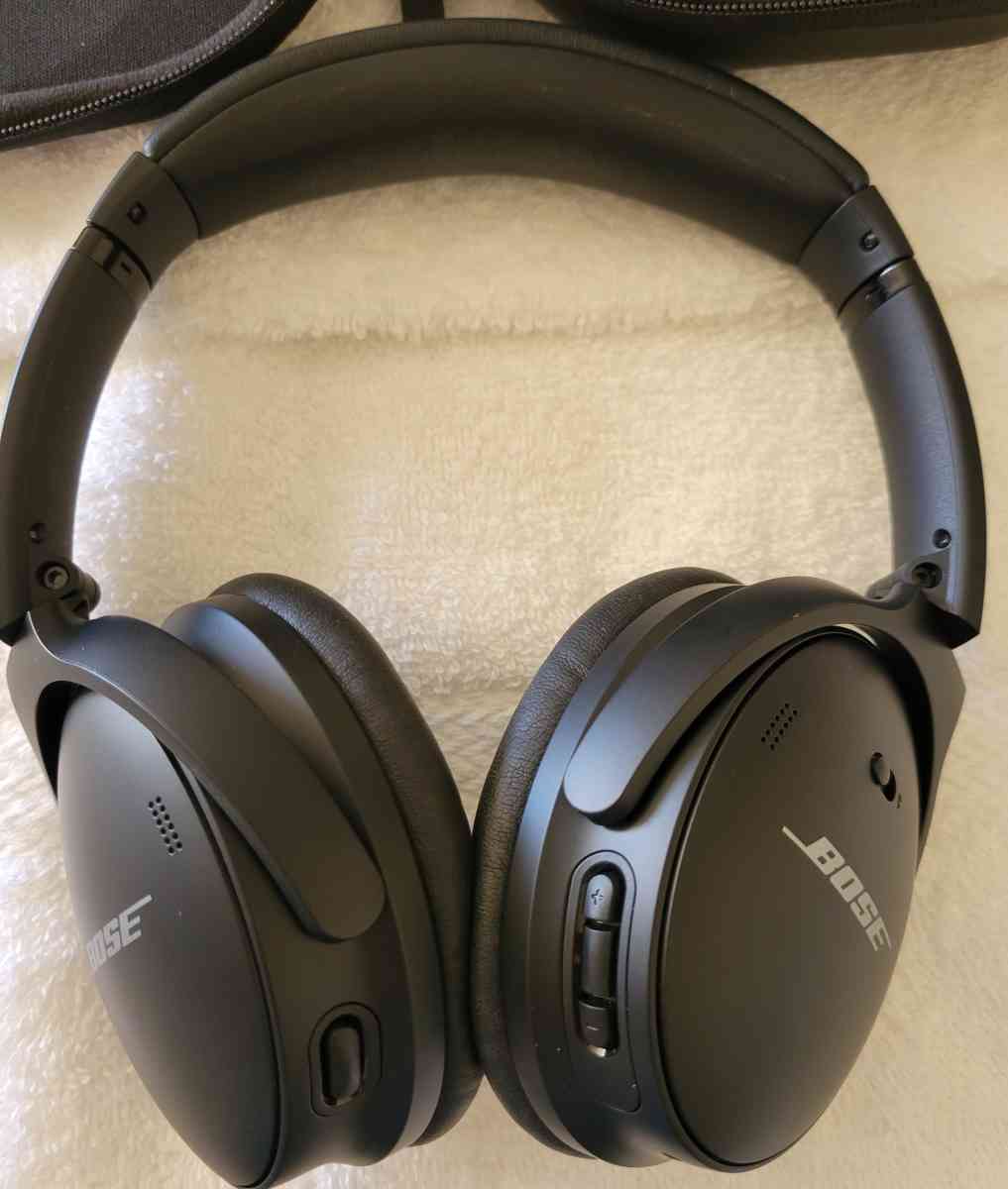 Bose QuietComfort 35 Series II Wireless Headphones With Case - El Paso, Texas - FleaMarketBay