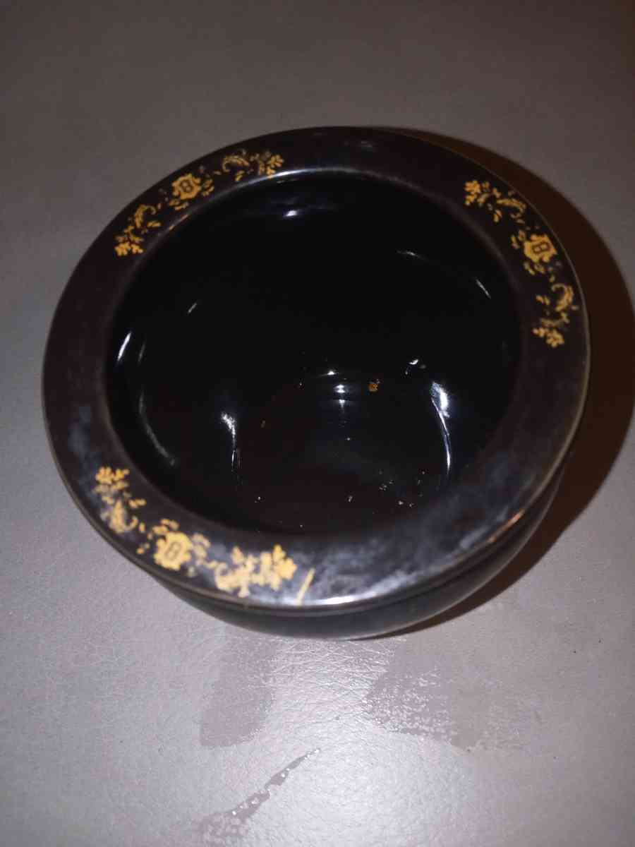 black and gold planter - Davenport, Florida - FleaMarketBay