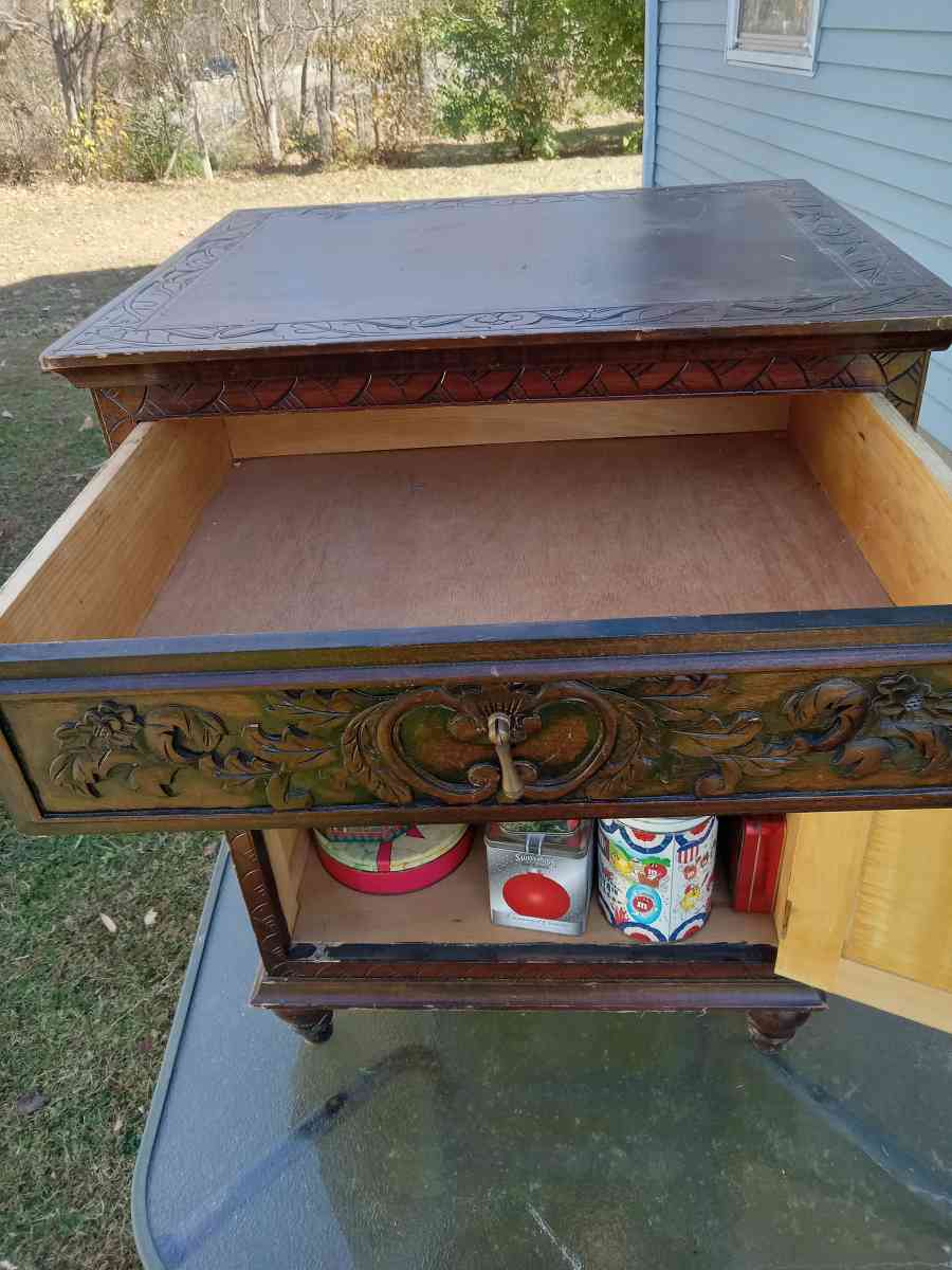 end table with storage ornate detailing - New Albany, Indiana - FleaMarketBay