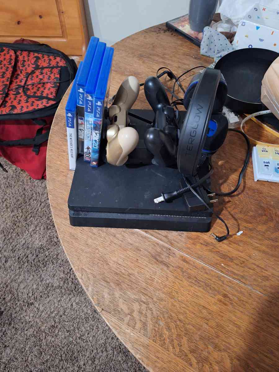 ps4 and accessories - Lawrence, Kansas - FleaMarketBay