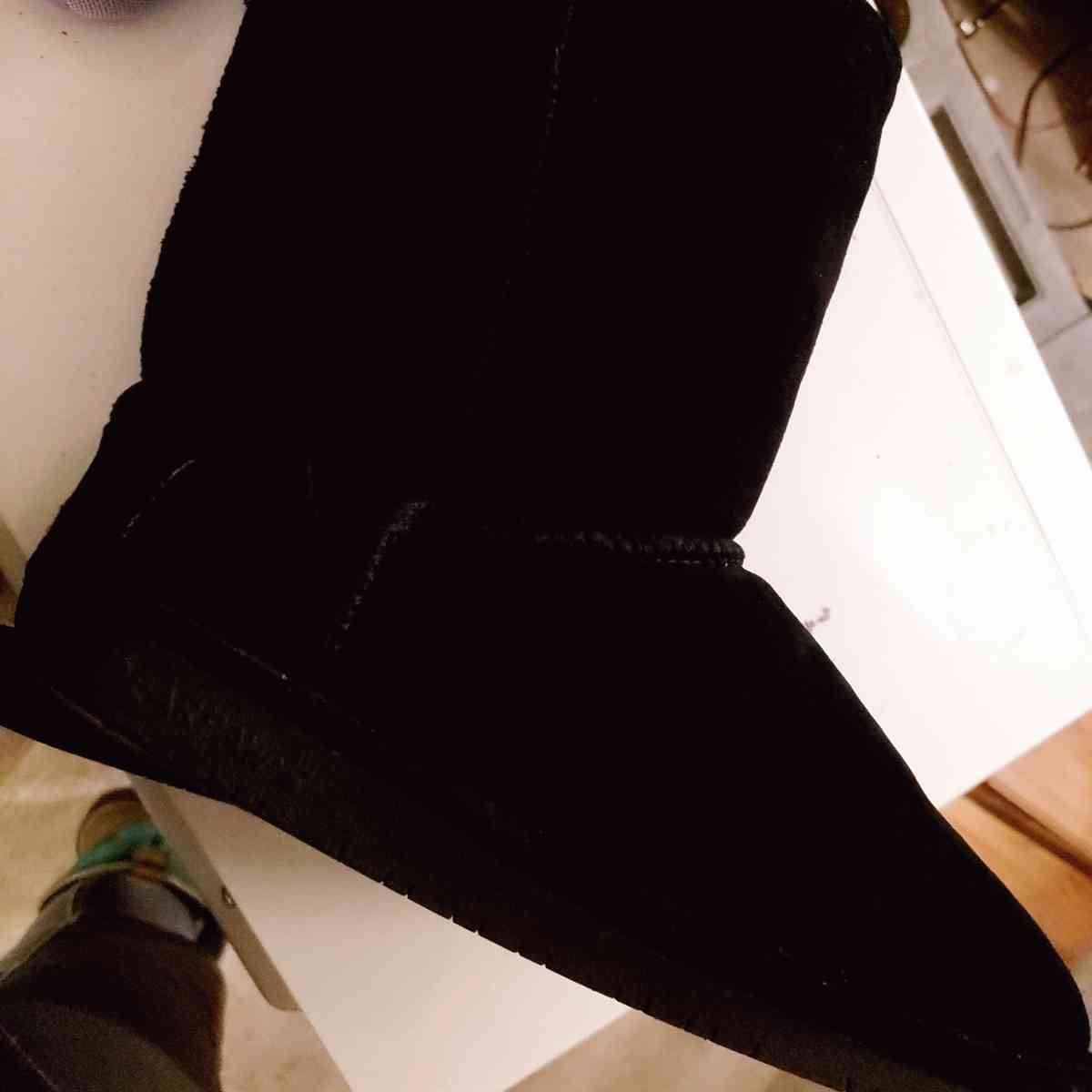 BEARPAW SIZE 8 BRAND NEW - Bracey, Virginia