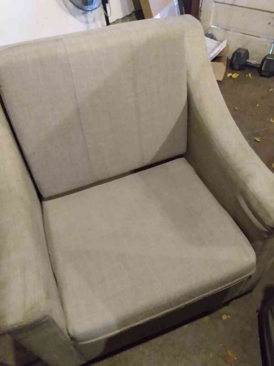 OBO living room chair can deliver for extra charge - Janesville, Wisconsin