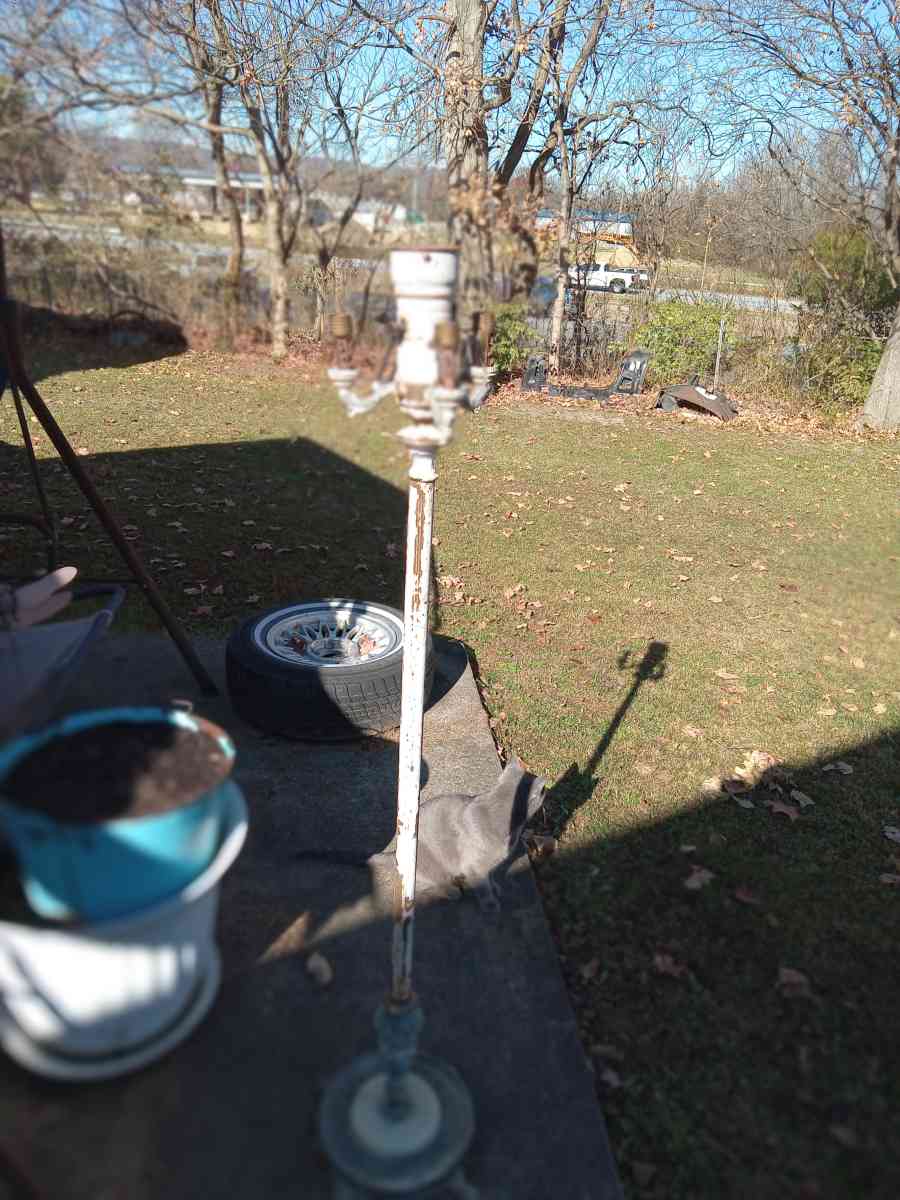 antique floor lamp marble base has brass on it - New Albany, Indiana