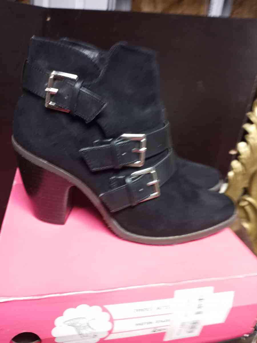 Woman Shoes - Dallas, Texas - FleaMarketBay