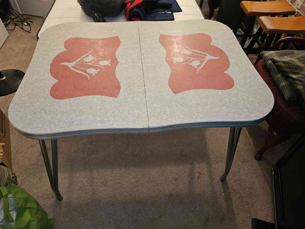 kitchen table and chairs - Lynn, Massachusetts