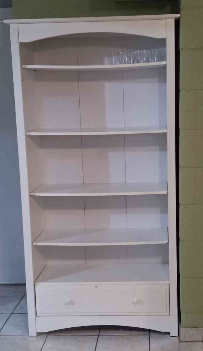 Two white bookshelves - Middlesex, New Jersey