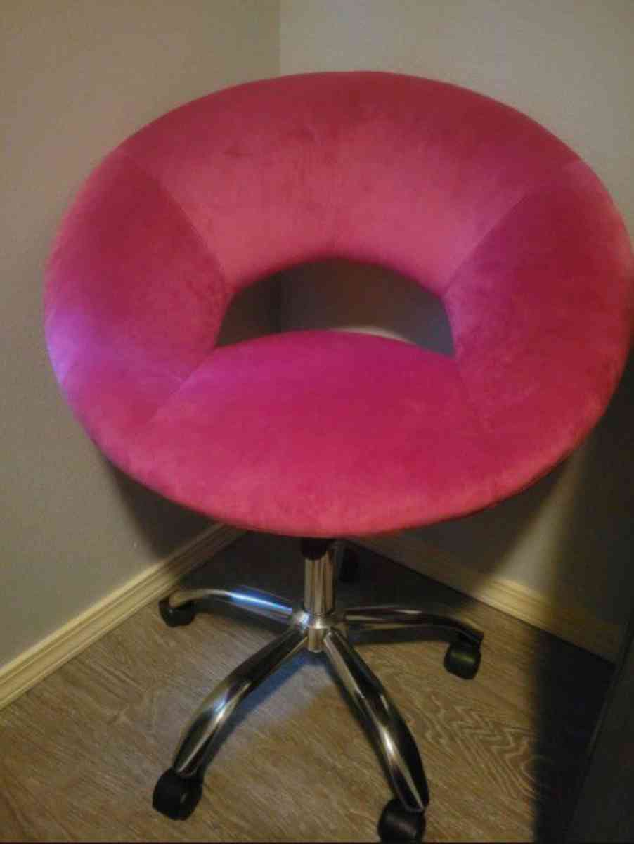 Pink desk or vanityChair  new - Everett, Washington - FleaMarketBay