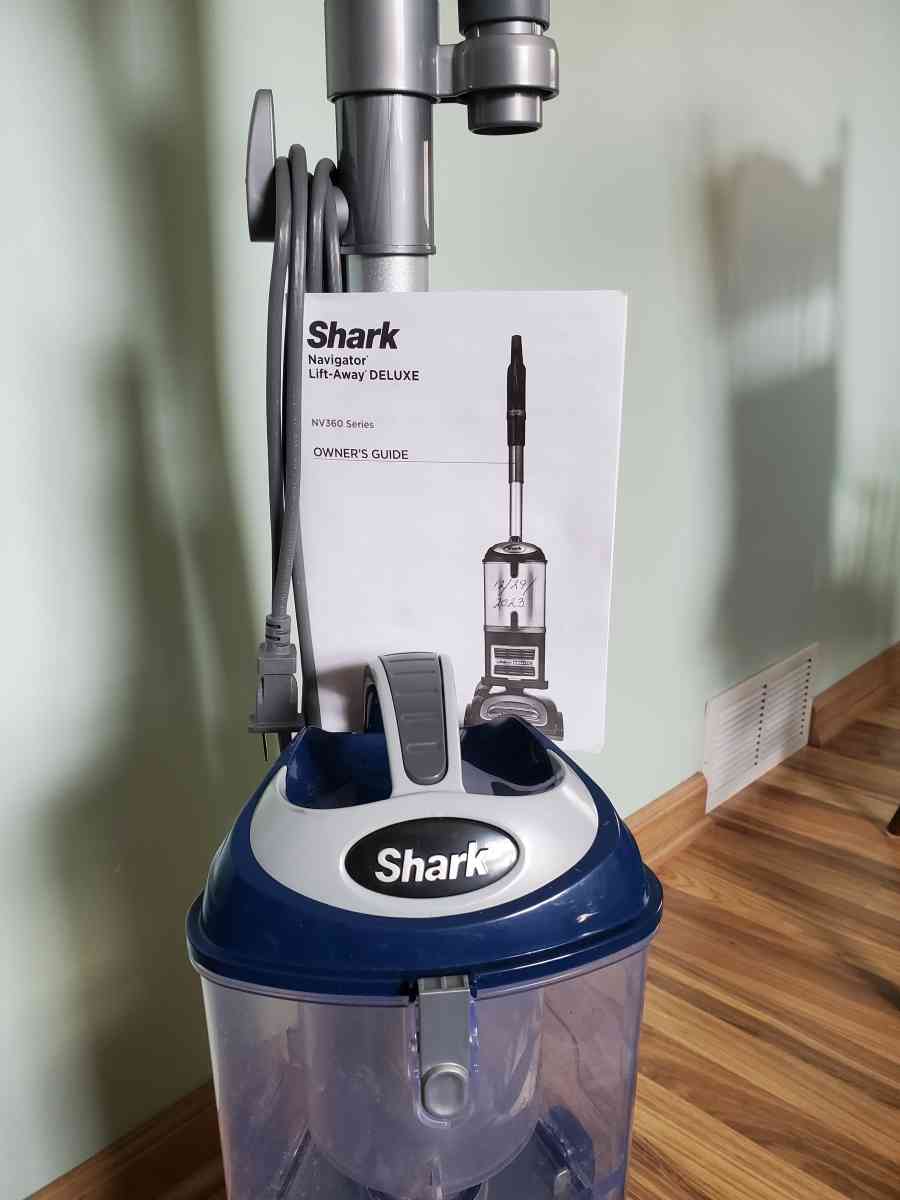 New Shark Navigator Deluxe Vacuum - Marion, Ohio - FleaMarketBay