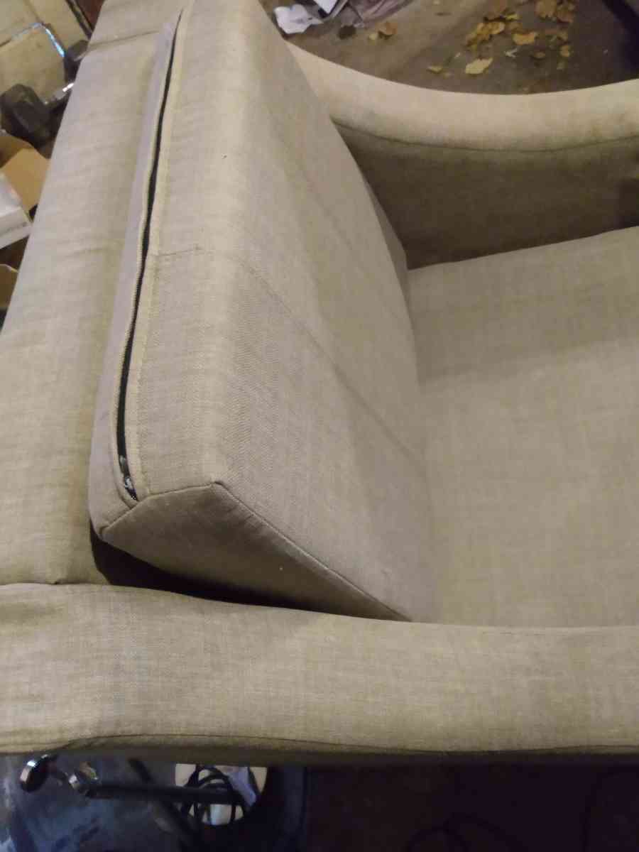 OBO living room chair can deliver for extra charge - Janesville, Wisconsin - FleaMarketBay