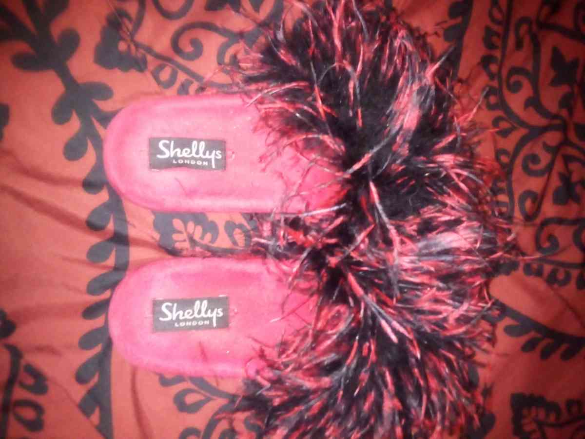 Shelly London  red and black feathers shoes sz 8 - Buffalo, New York - FleaMarketBay