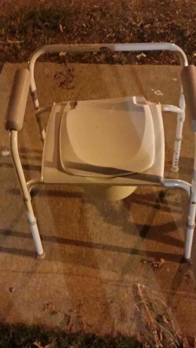 bedside portable toilet - Little Rock, Arkansas - FleaMarketBay