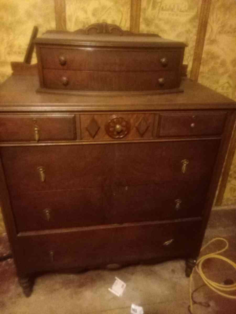 chest - Fairfield, Ohio - FleaMarketBay