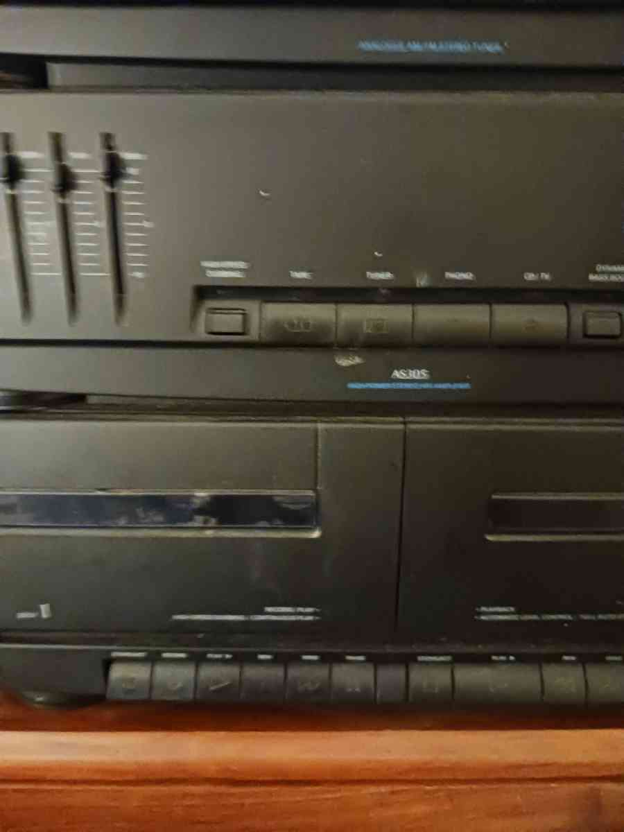 Retro Stereo plays - Ellenboro, North Carolina - FleaMarketBay