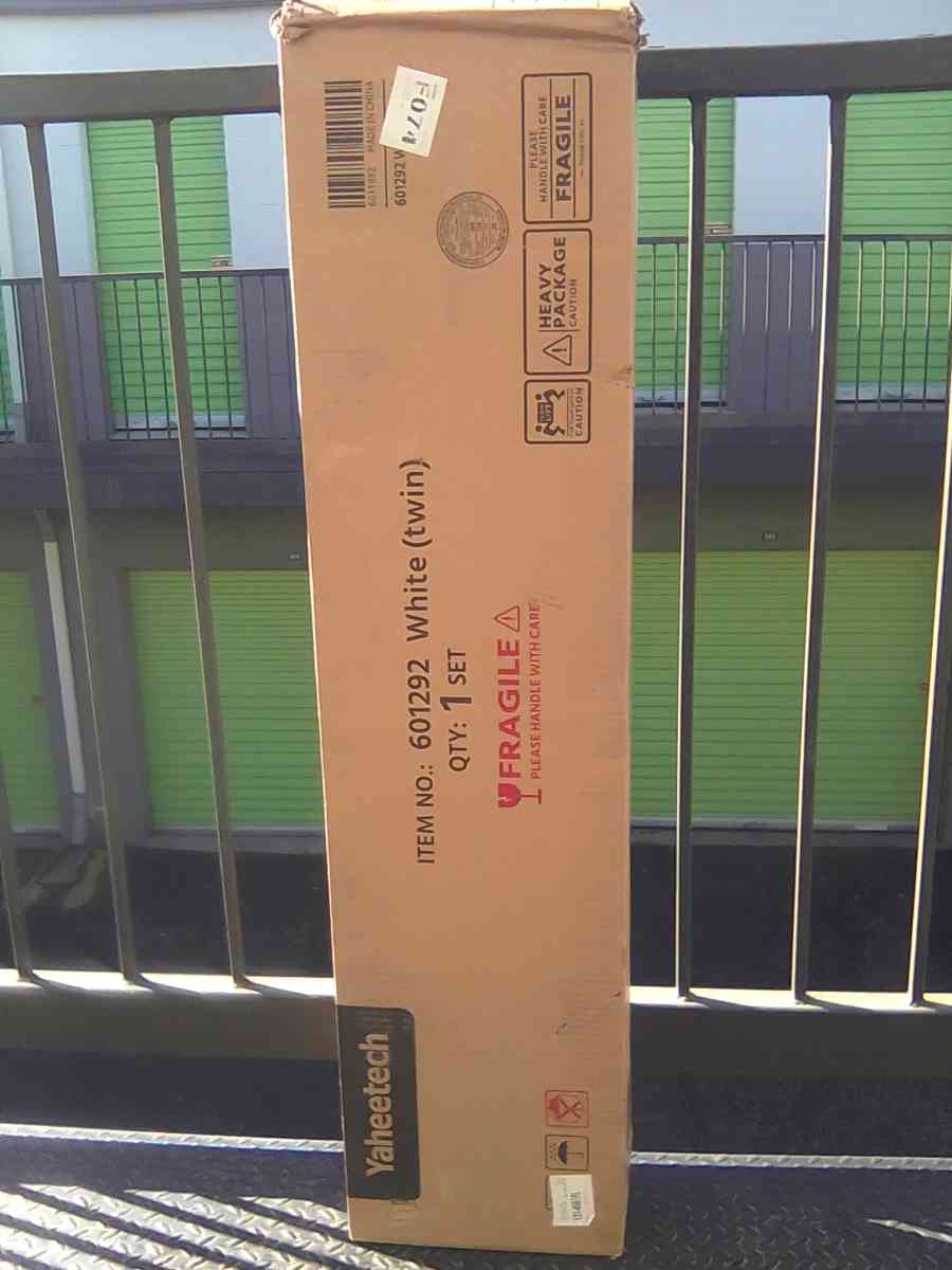 yaheetech twin size metal bed frame - Albuquerque, New Mexico