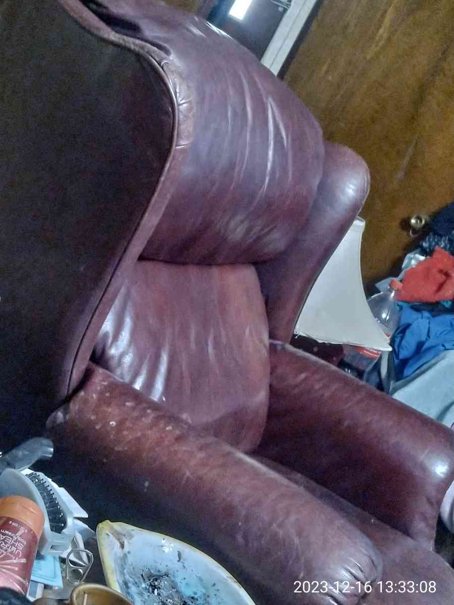 old vintage style recliner chair color burgundy leather - Quinlan, Texas