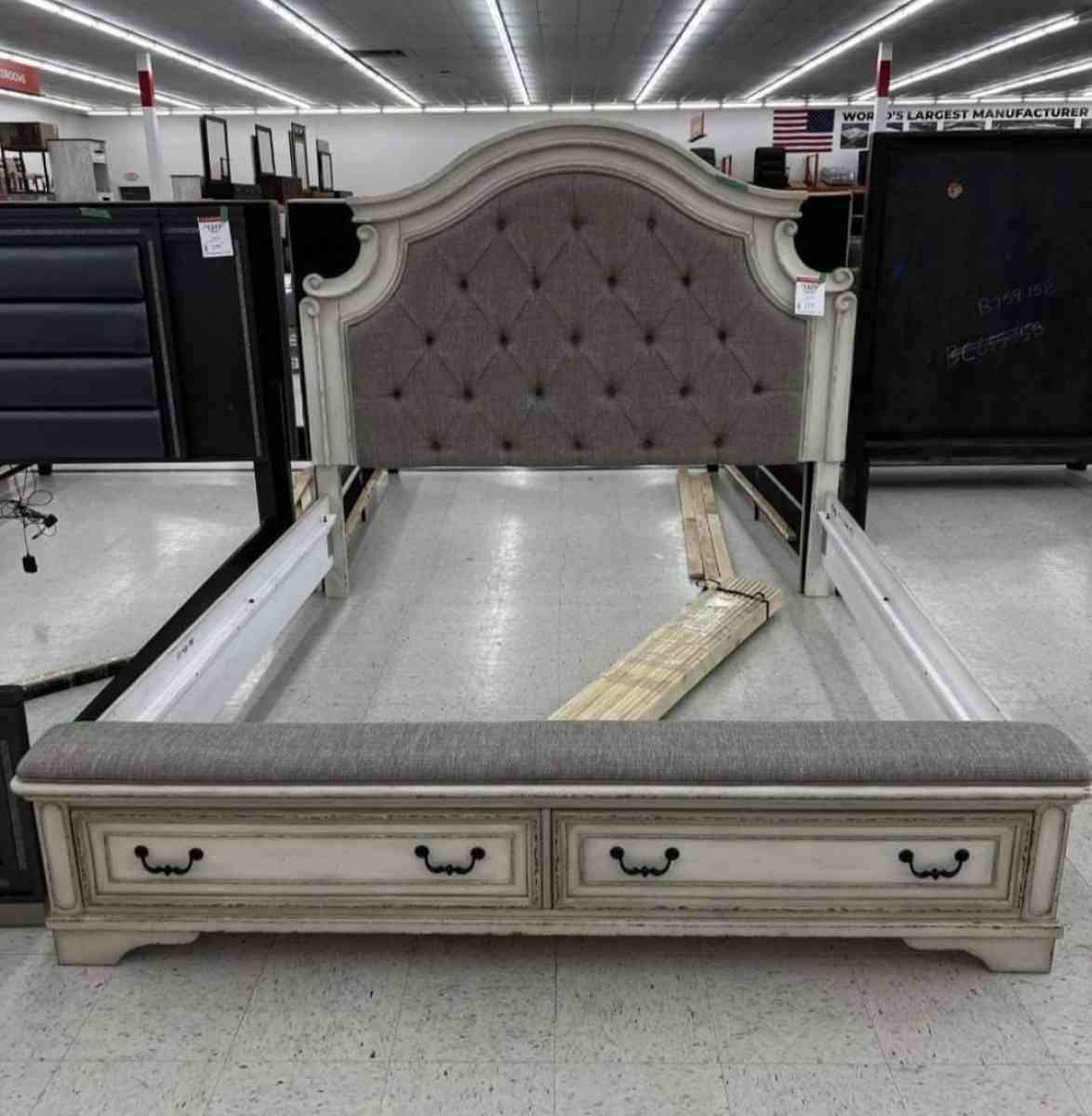 Realyn chipped White Queen storega bed - Dallas, Texas