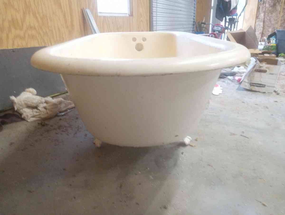 old claw foot tub in perfect condition very deep tub - Eastman, Georgia - FleaMarketBay