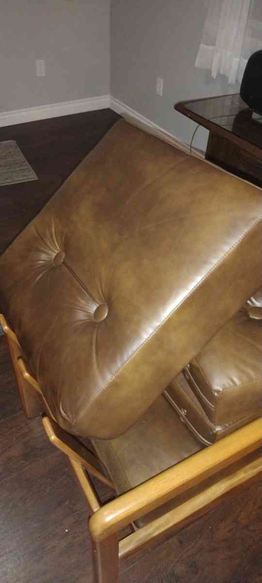 paoli brown leather armchair - Pasco, Washington - FleaMarketBay