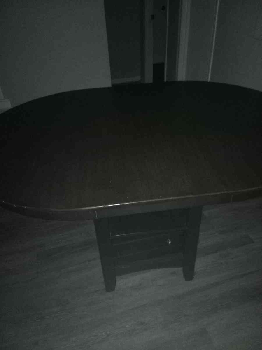 love seat couch kitchen wood table - Clarksdale, Mississippi - FleaMarketBay