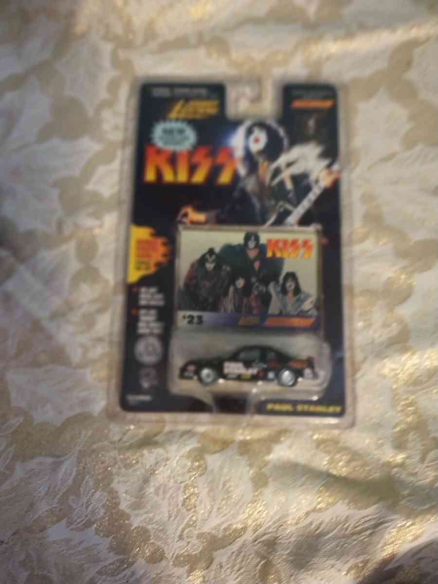 5 peace kiss set - Ridley Park, Pennsylvania - FleaMarketBay