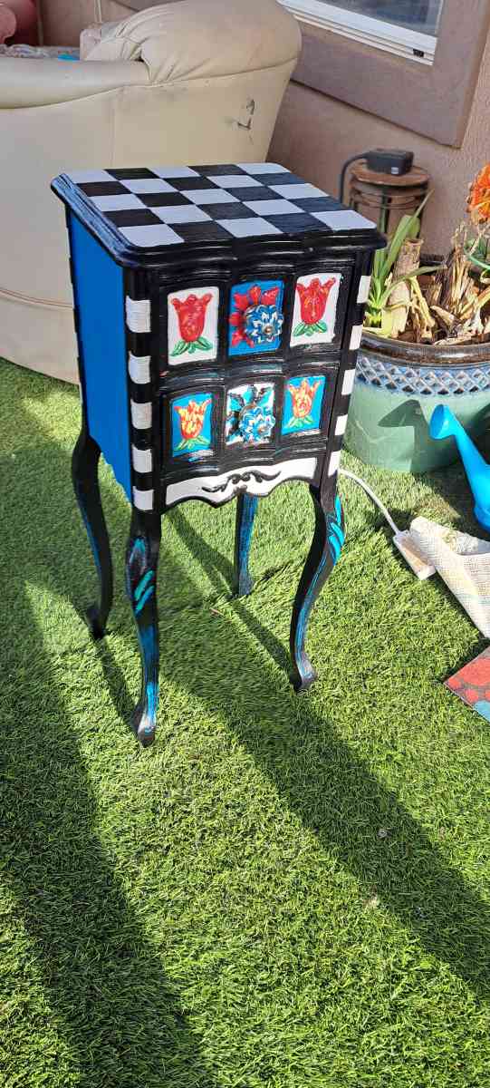 Small handpainted end table - Washington, Utah - FleaMarketBay