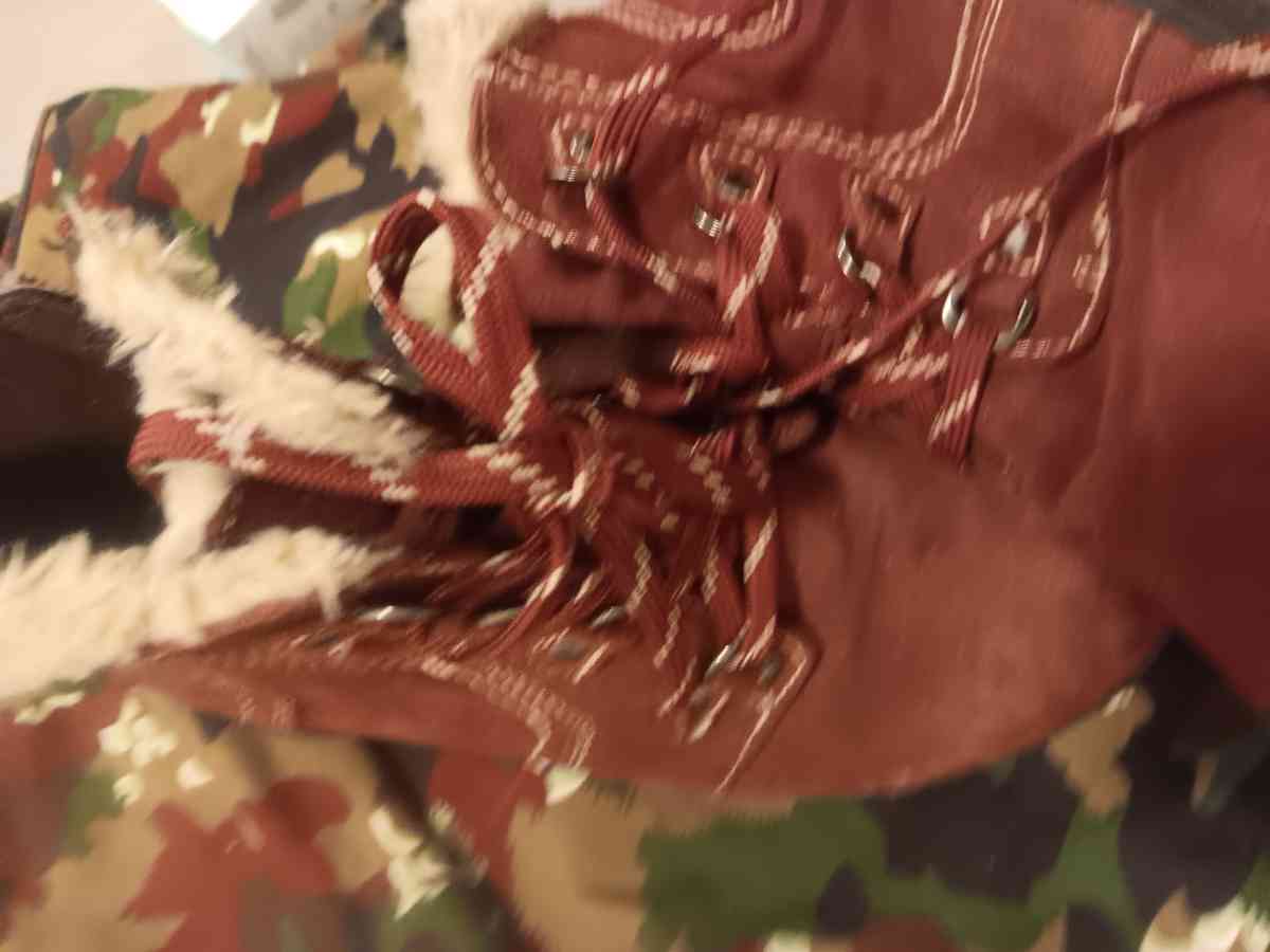 womans boots cranberry - Portland, Maine - FleaMarketBay