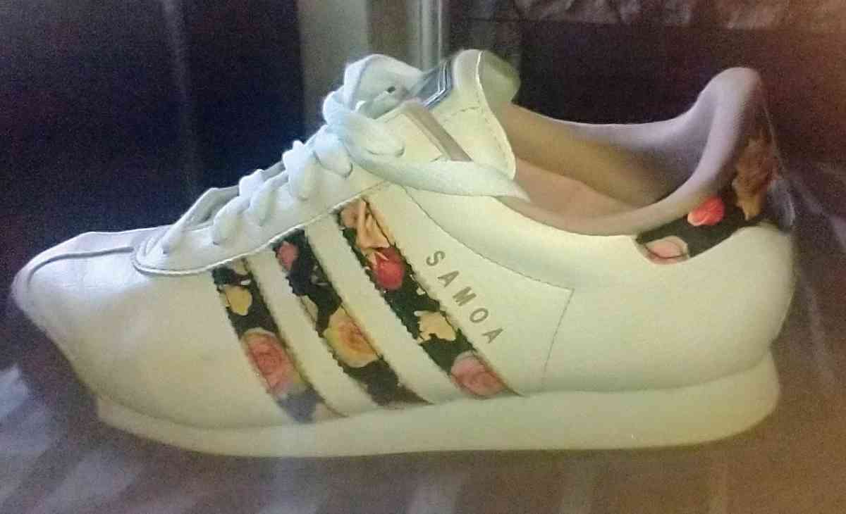 Womans Adidas Samoa Shoes - North Las Vegas, Nevada - FleaMarketBay
