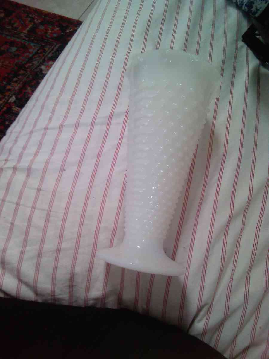 milk glass vase - Casselberry, Florida - FleaMarketBay