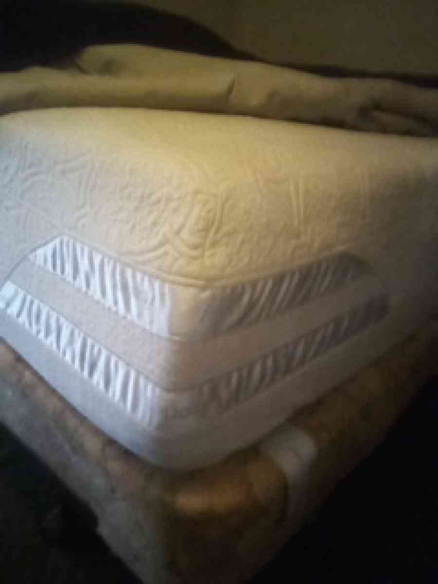 a big California king bed with serta hybrid mattress - Gulfport, Mississippi - FleaMarketBay
