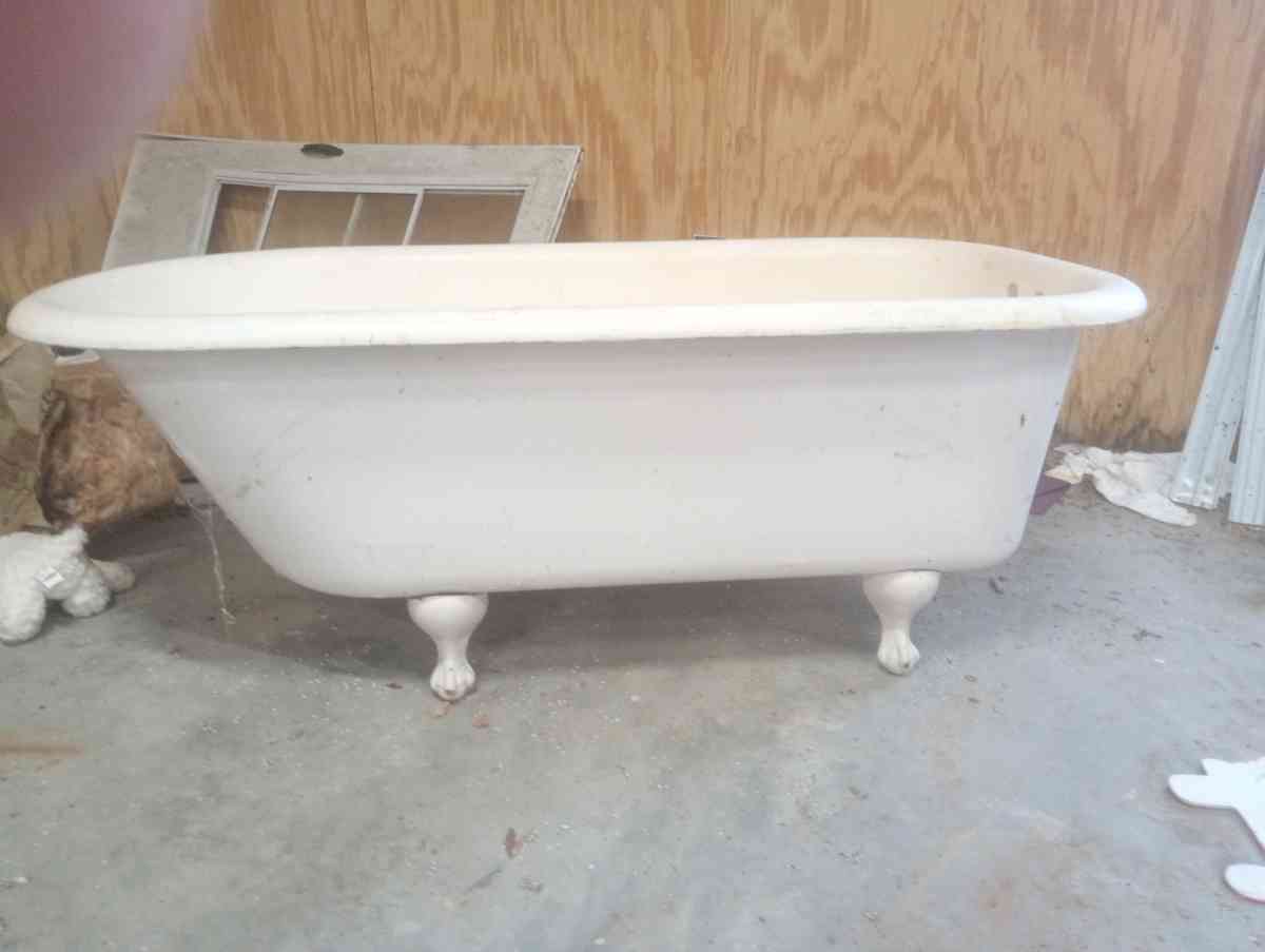 old claw foot tub in perfect condition very deep tub - Eastman, Georgia - FleaMarketBay