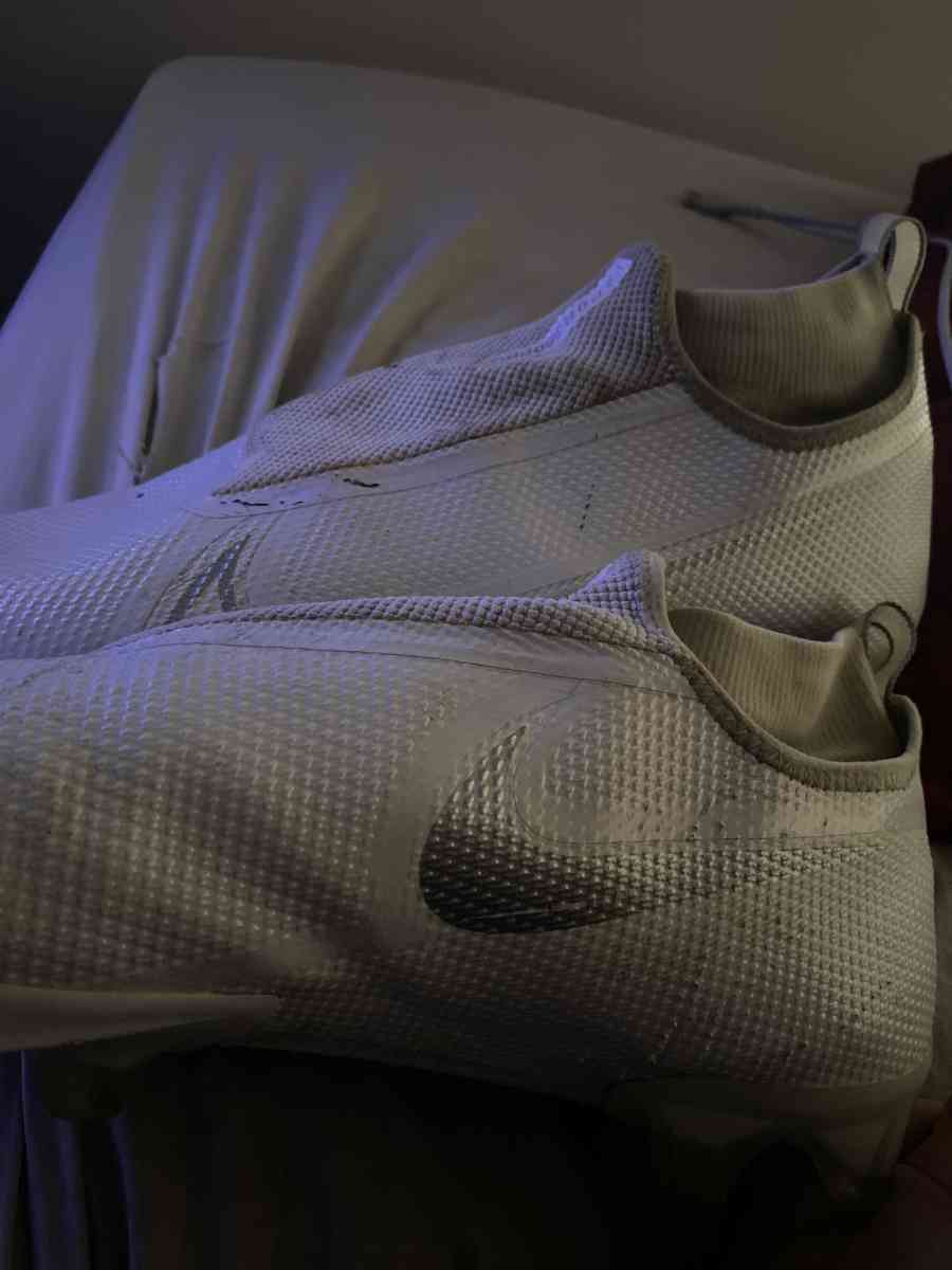 Im selling football cleats - Adamsville, Ohio