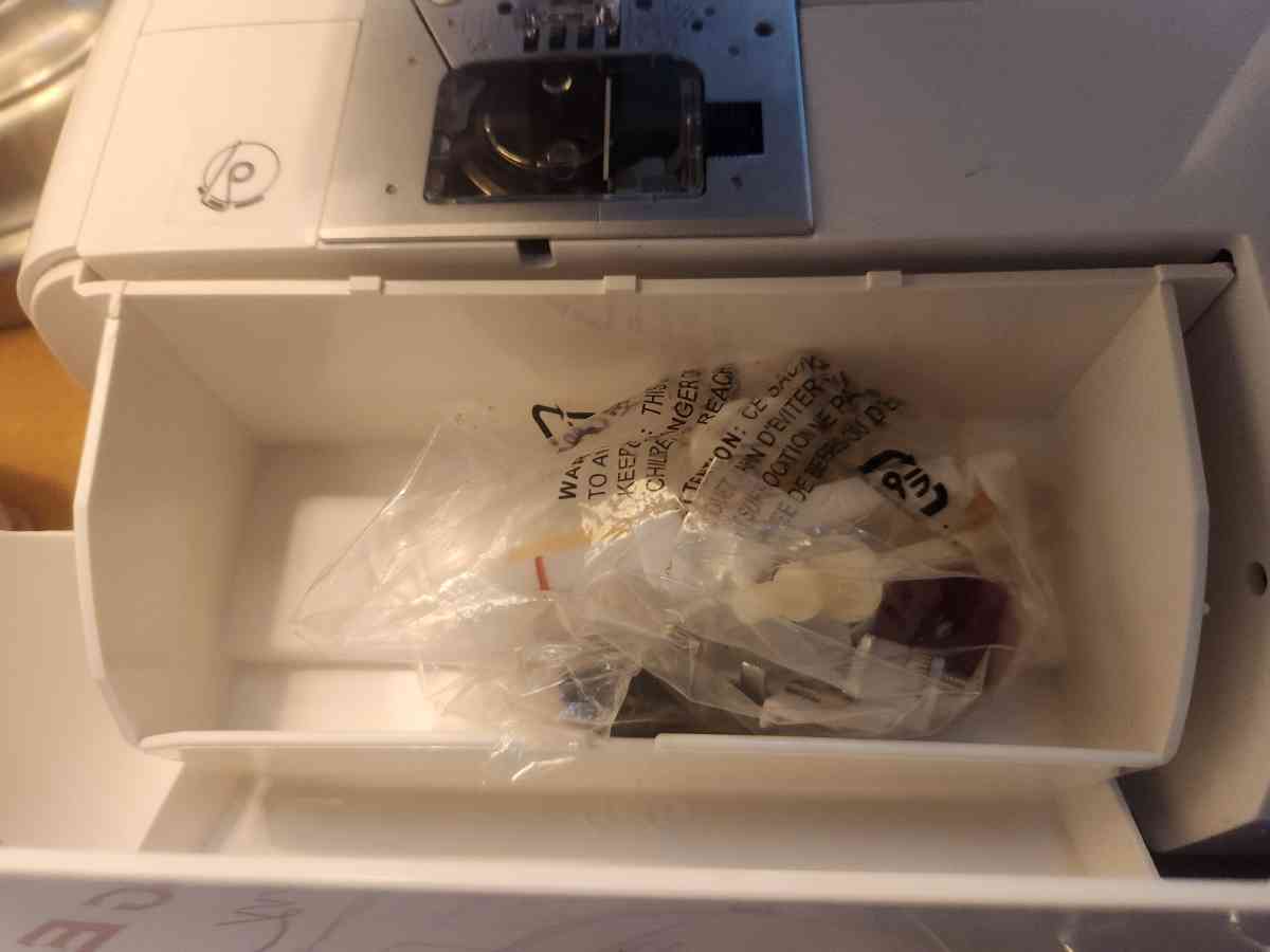 Singer Curly 8763 Zig Zag Sewing Machine - San Clemente, California - FleaMarketBay