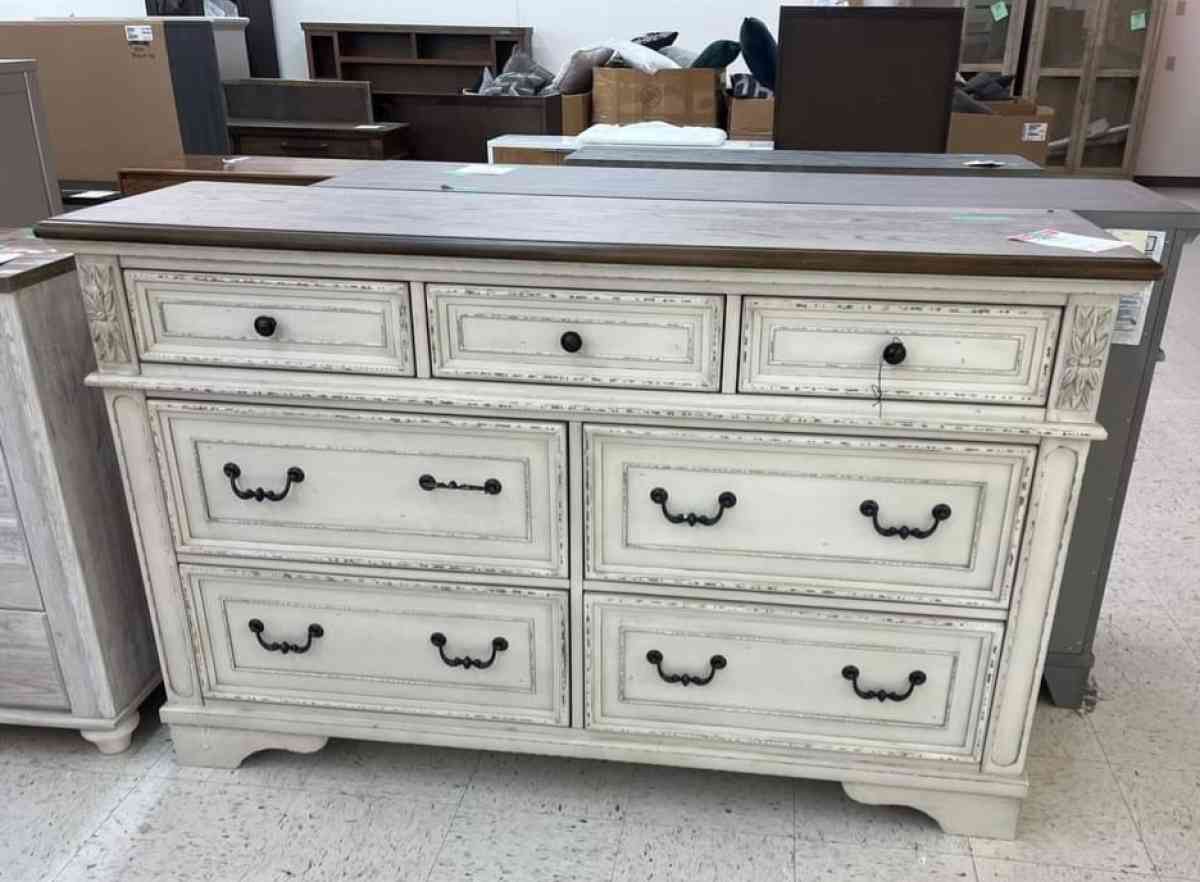 Realyn chipped White dresser - Sulphur Springs, Texas