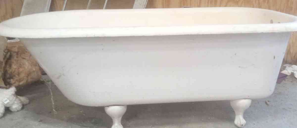 old claw foot tub in perfect condition very deep tub - Eastman, Georgia - FleaMarketBay