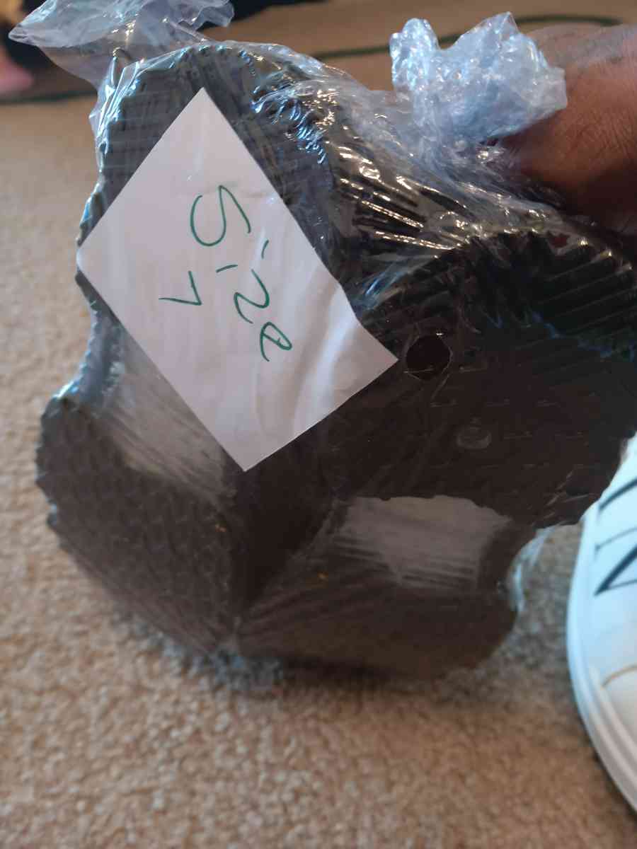 a custom printed pair of womens shoes  size 7 - Agency, Missouri - FleaMarketBay