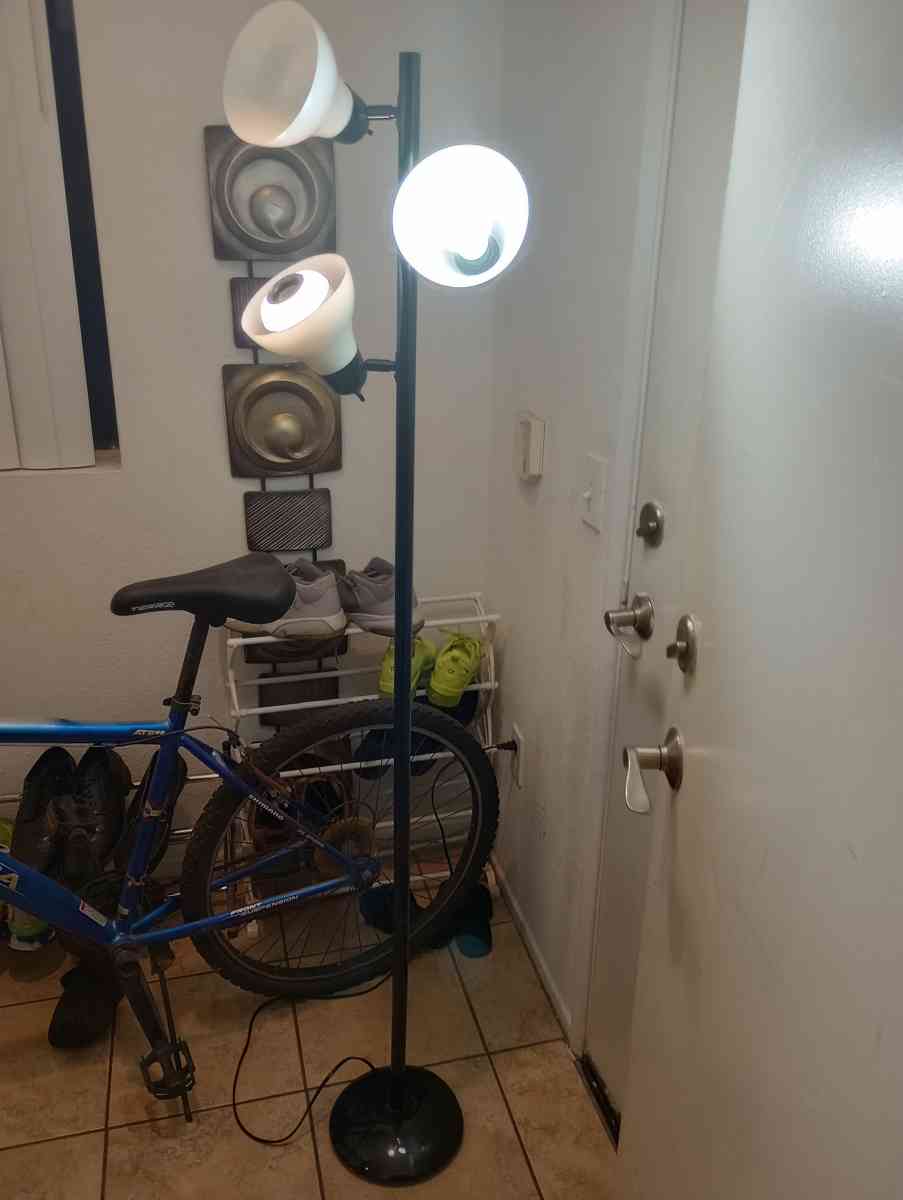 lamp like new - Alicia, Arkansas - FleaMarketBay