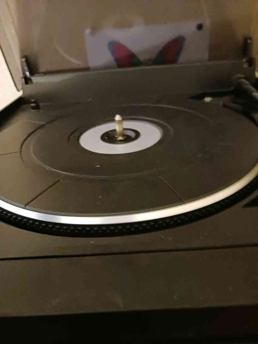 Retro Stereo plays - Ellenboro, North Carolina - FleaMarketBay