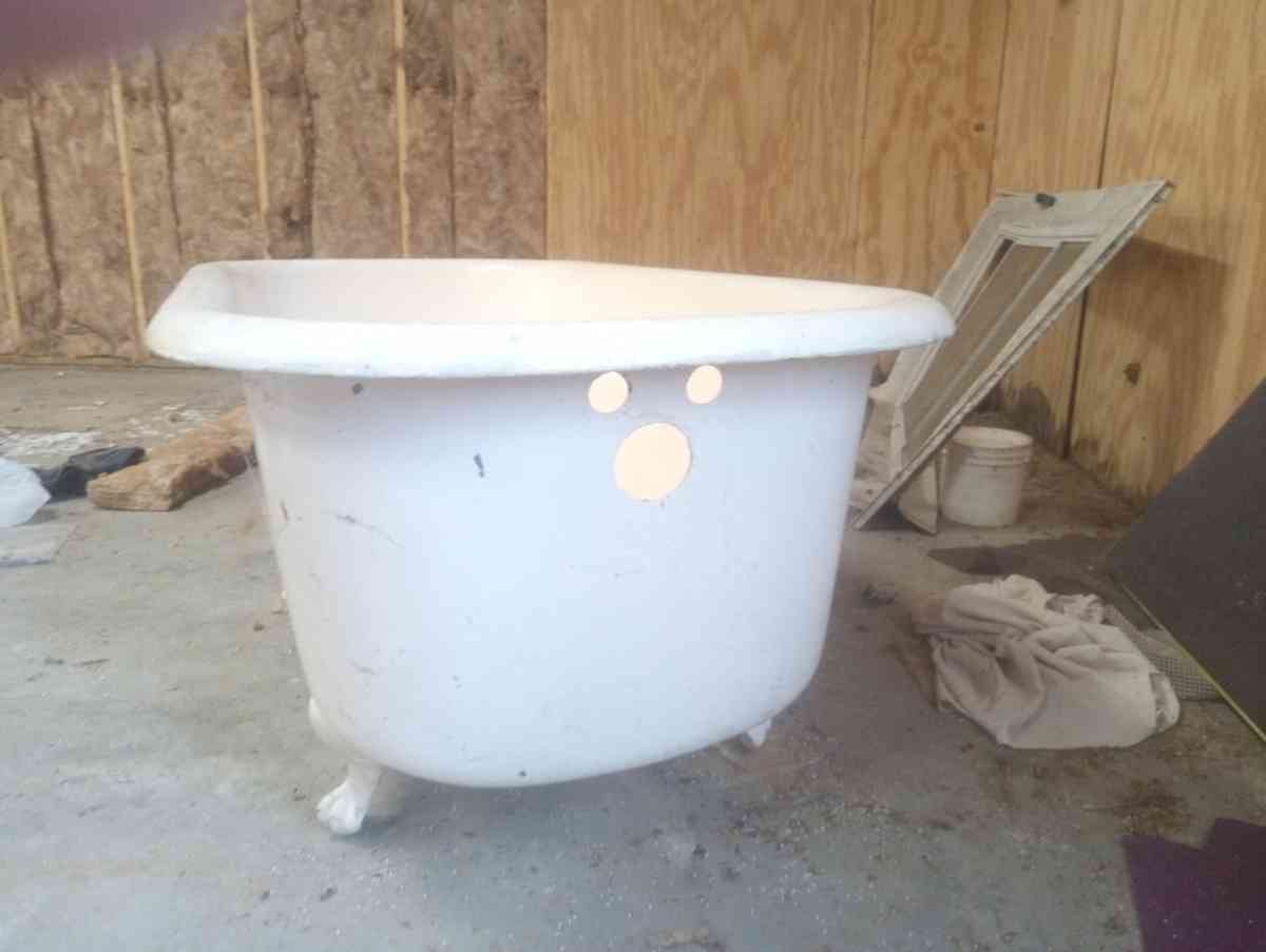 old claw foot tub in perfect condition very deep tub - Eastman, Georgia