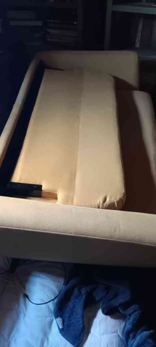 yellow couch - Albuquerque, New Mexico - FleaMarketBay